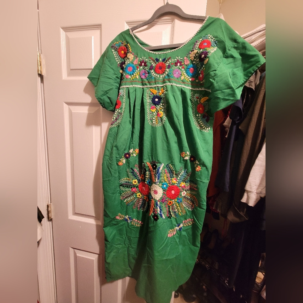 Green embroidered dress SanAntonio